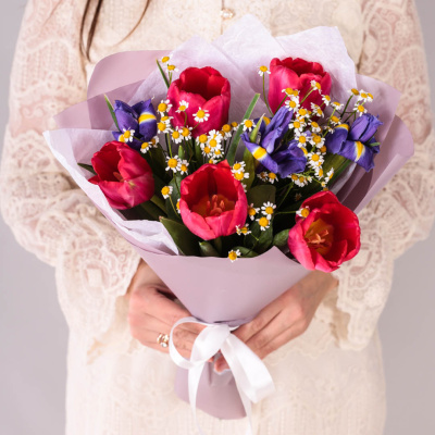 Небольшой букет из малиновых тюльпанов с ирисами и ромашками арт. 59876