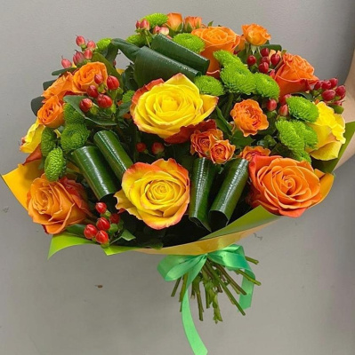 Букет "Оранжевое настроение" из кустовой розы, розы Эквадор и гиперикума арт. 22523