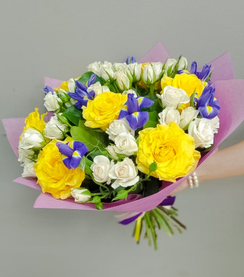 Букет "Весеннее солнце" из кустовой и эквадорской розы и ирисов. арт. 28484