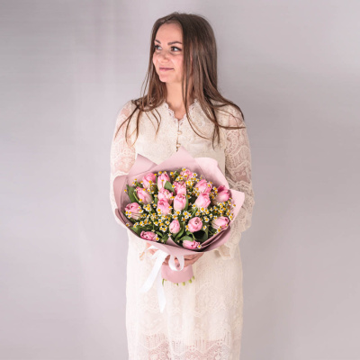 Букет из 15 розовых тюльпанов с ромашками (танацетум) арт. 59901