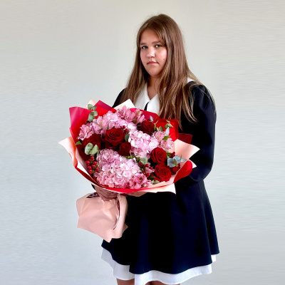 Букет школьный из гортензий и красными розами арт. 84615