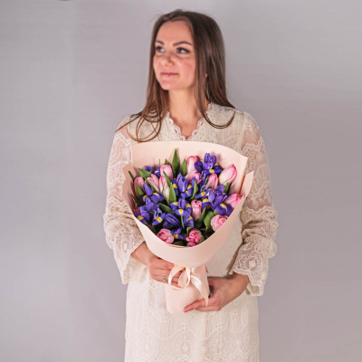 Букет из розовых тюльпанов с ирисами арт. 59870