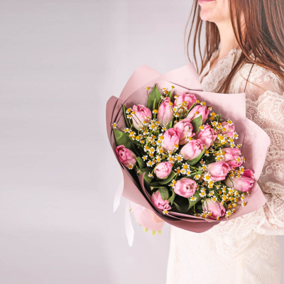 Дуэт букетов из розовых тюльпанов с ромашками арт. 59902