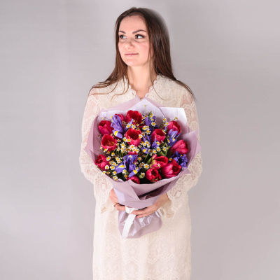 Букет из малиновых тюльпанов с ирисами и ромашками арт. 59877