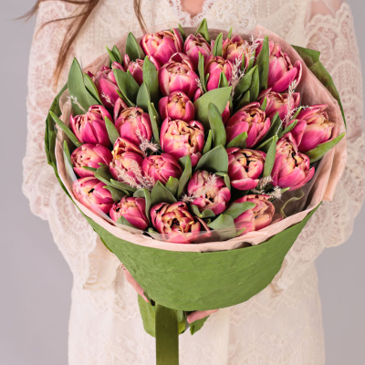 Букет из 25 пионовидных тюльпанов Колумбус с сухоцветами арт. 59867