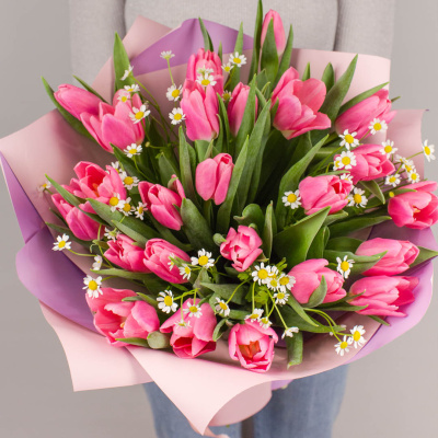 Букеты из тюльпанов с ромашками нежно розовый для мамы и дочки арт. 46337