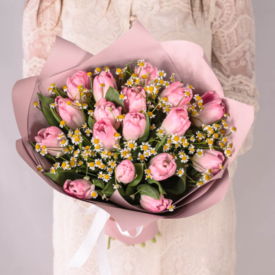 Букет из 15 розовых тюльпанов с ромашками (танацетум) арт. 59901