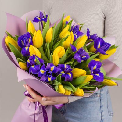 Букеты из тюльпанов с ирисами для мамы и дочки (комплект букетов) арт. 46330