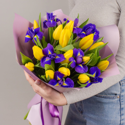 Букет желтых тюльпанов с ирисами арт. 46172