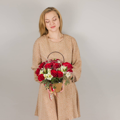 Сумочка с красными розами Кения и альстромерией арт. 50539