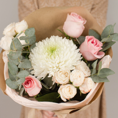 Букет из одноголовой хризантемы с розами и эвкалиптом арт. 50445