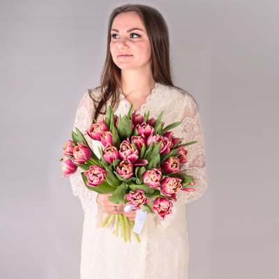 Букет из 25 пионовидных тюльпанов Коламбус под ленту арт. 46176