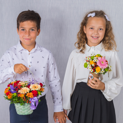 Корзинка "Любимому учителю" с мини-герберами, розами и ирисами арт. 38179