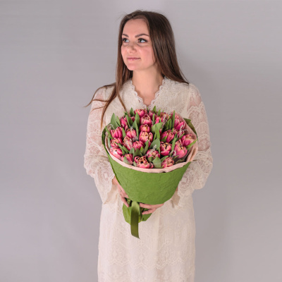 Букет из 25 пионовидных тюльпанов Колумбус с сухоцветами арт. 59867