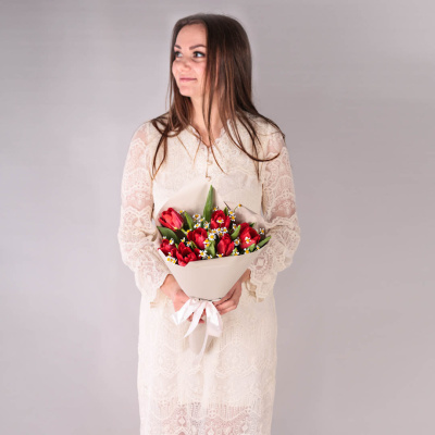 Небольшой букет из красных тюльпанов с ромашками арт. 46336