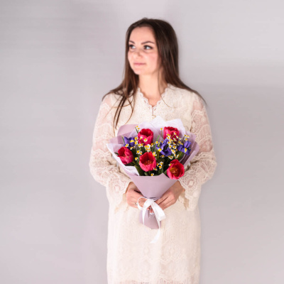 Небольшой букет из малиновых тюльпанов с ирисами и ромашками арт. 59876