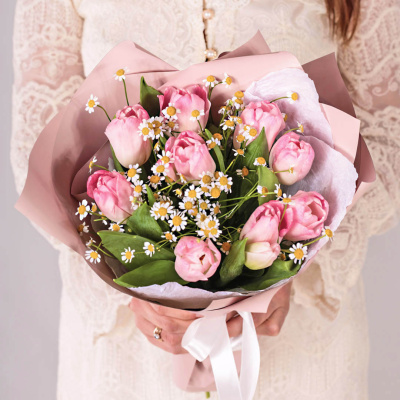 Дуэт букетов из розовых тюльпанов с ромашками арт. 59902