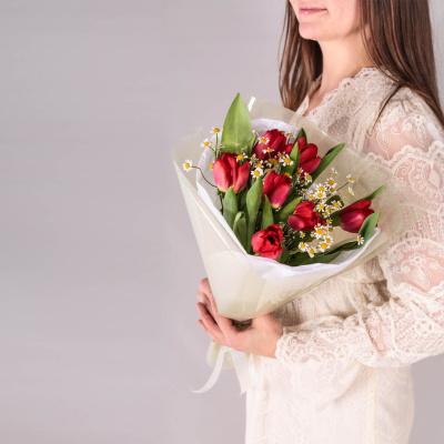 Букет из 7 красных тюльпанов с ромашками арт. 59873
