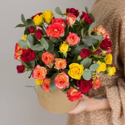 Коробка с цветными кустовыми розами и эвкалиптом арт. 50412