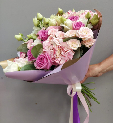 Букет "Возвышенные чувства" с гортензией, розами и эустомой арт. 23800