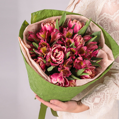 Букет из пионовидных тюльпанов Колумбус с альстромерией арт. 59898
