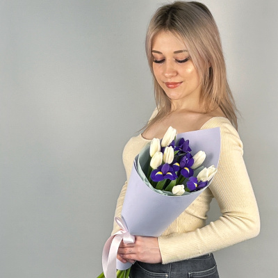 Букет 7 белых тюльпанов и 4 ириса. Небольшой букет. арт. 46455
