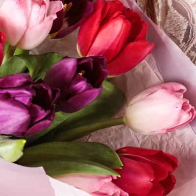 Яркий букет из тюльпанов в упаковке арт. 28403