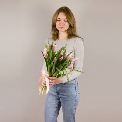 Тюльпаны розовые 15 шт. с лентой (без упаковки) арт. 28774