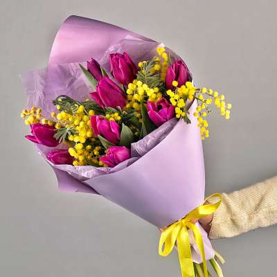 Фиолетовые тюльпаны с мимозой букет арт. 46459