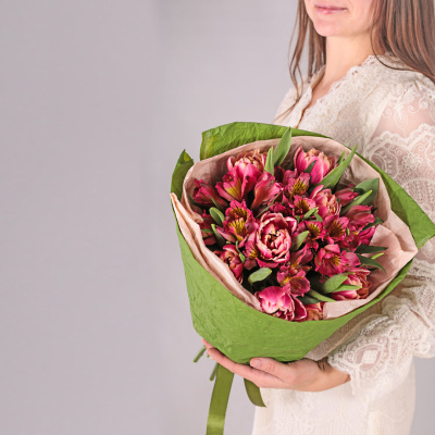 Букет из пионовидных тюльпанов Колумбус с альстромерией арт. 59898