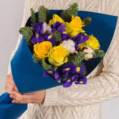 Букет с розами, ирисами и еловыми ветками "Мороз и солнце" N 72272