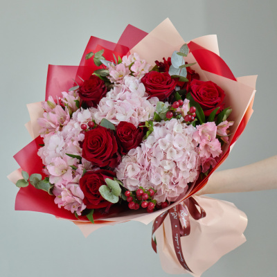 Букет школьный из гортензий и красными розами арт. 84615