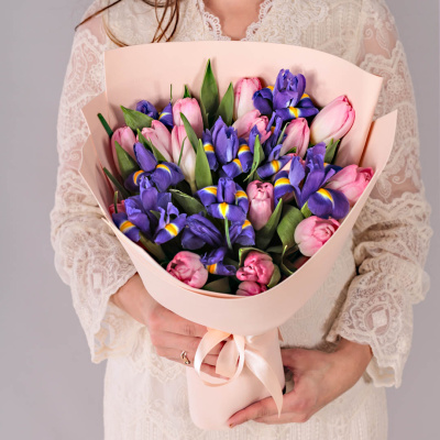 Букет из розовых тюльпанов с ирисами арт. 59870