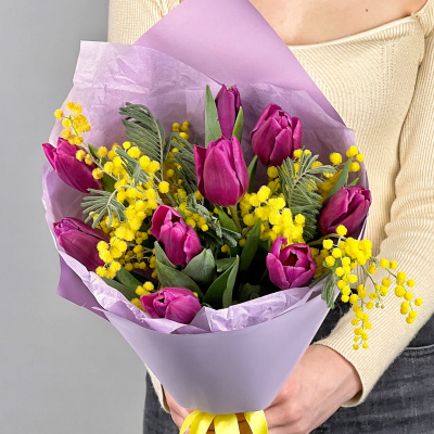 Фиолетовые тюльпаны с мимозой букет арт. 46459
