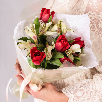 Букет из 5 красных тюльпанов с альстромерией арт. 59894