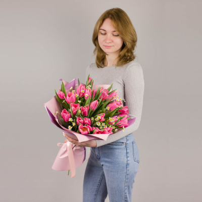 Букеты из тюльпанов с ромашками нежно розовый для мамы и дочки арт. 46337