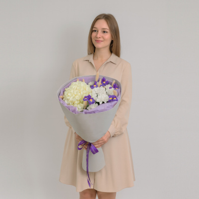 Букет с гортензией и ирисами арт. 84696