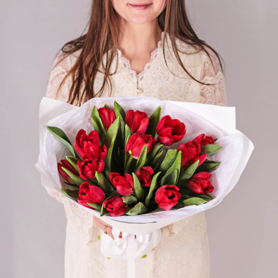 Букет из 15 красных тюльпанов в упаковке арт. 59900-Кр