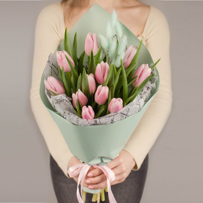 Букет из нежных тюльпанов с лагурусом арт. 46462