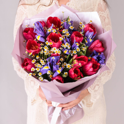 Букет из малиновых тюльпанов с ирисами и ромашками арт. 59877