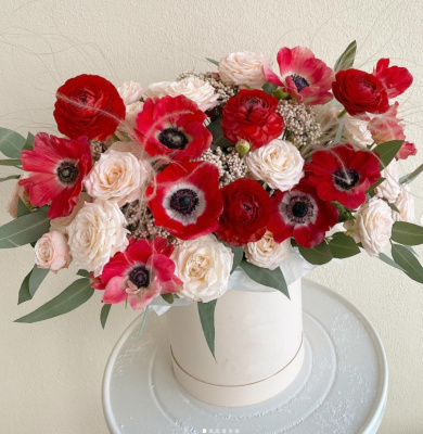 Коробка "Рубиновое сияние" из кустовой и Эквадорской розы с анемонами арт. 27806