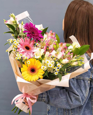 Букет из гербер, ромашек, альстромерии. Беззаботность и мечты арт. 36298