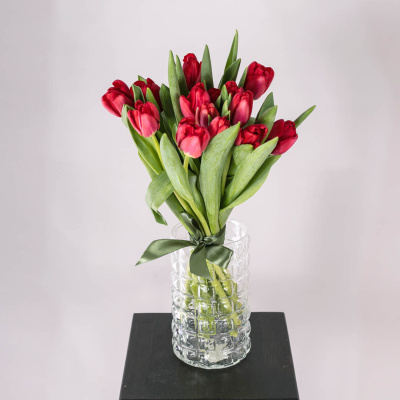 Тюльпаны красные 15 шт. с лентой (без упаковки) арт. 28774