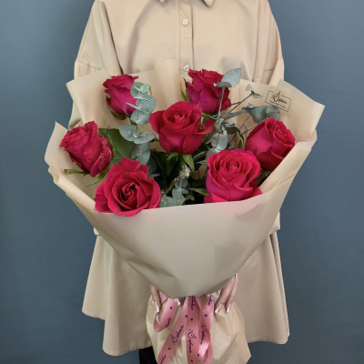 Букет с розовыми розами 60 см. и эвкалиптом арт. 76724