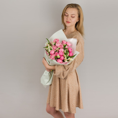 Букет из кустовых пионовидных розовых роз с альстромерией арт. 50422