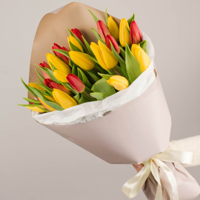 Букет из 25 красно-желтых тюльпанов арт. 46175