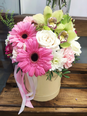 Коробка с цветами "Ласковые мечты" из кустовой и Эквадорской розы, орхидеи и гербер арт. 27796