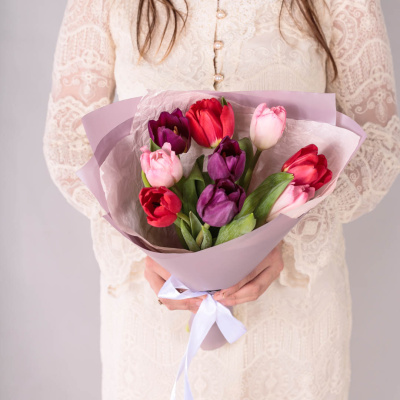 Яркий букет из тюльпанов в упаковке арт. 28403