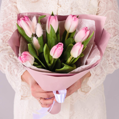 Букет 7 розовых тюльпанов с лагурусом арт. 59862