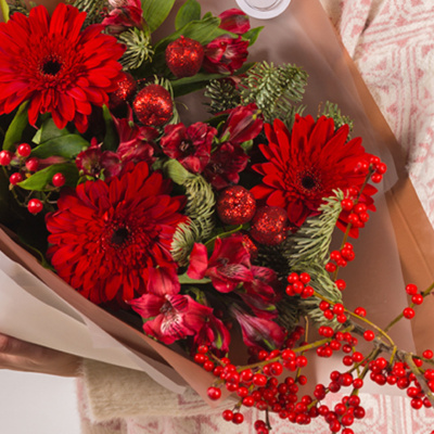 Букет с герберами, илексом и нобилисом "От Деда Мороза" N 72282